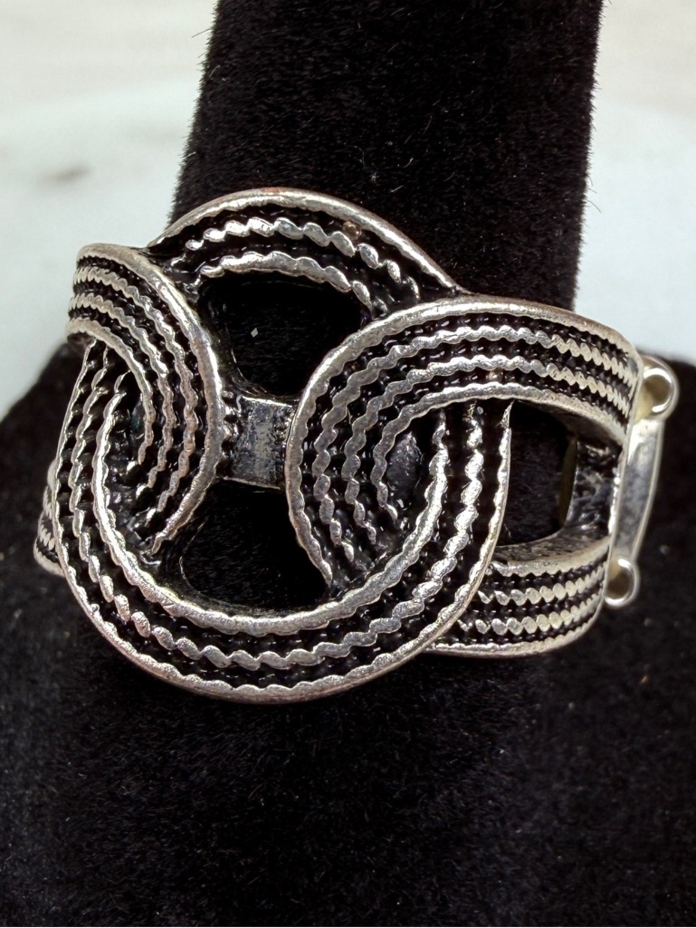 Silvertone costume ring size 7 1/2 adjustable band